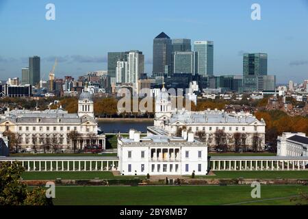 England - London - Greenwich - Blick vom Greenwich Park im Herbst auf das Royal Naval College, das Queen`s House und die Türme von Canary Wharf Stockfoto